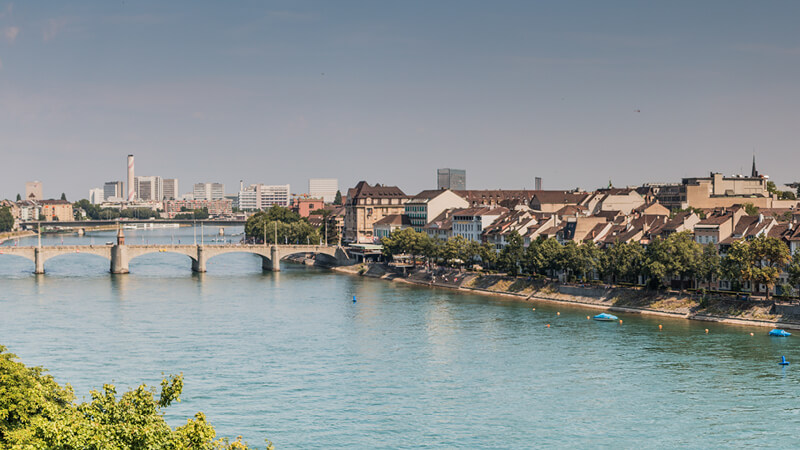 Panoramaaufnahme des Rheins in Basel Stadt