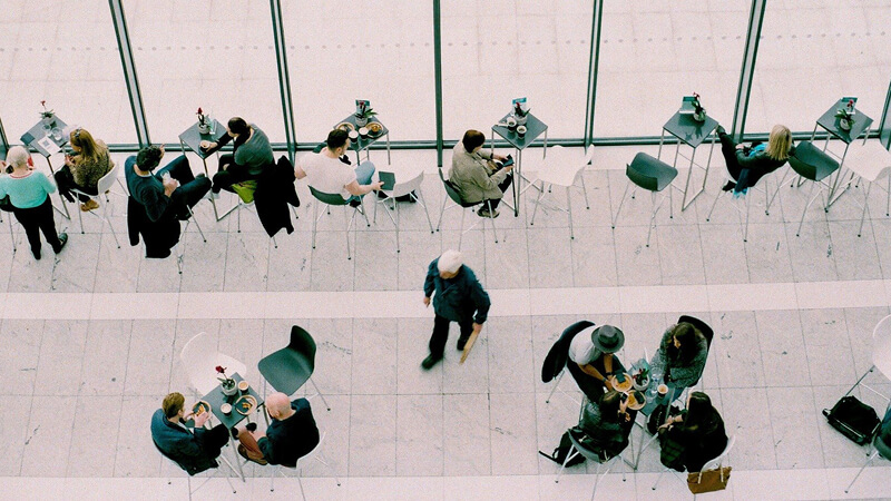 Cafeteria von oben fotografiert, Menschen essen, trinken und gehen umher