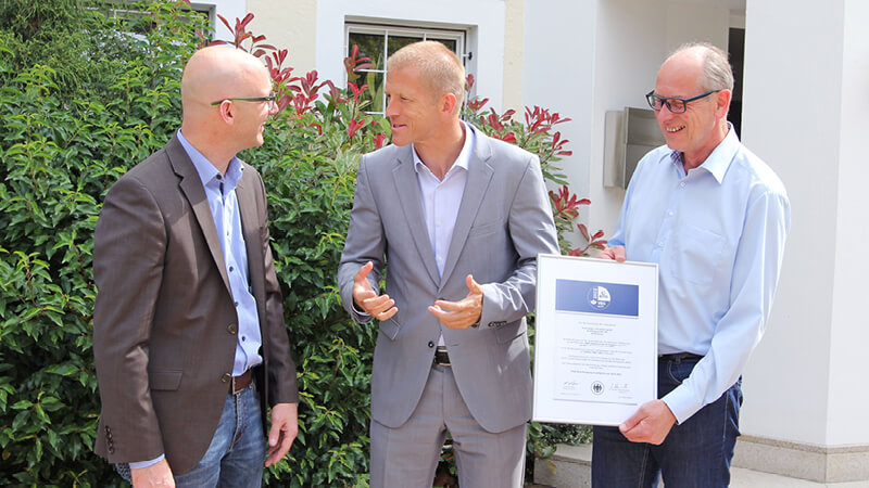 Thorsten Kreuser von der VBG, Klaus Weyer, Geschäftsführer der horst weyer und partner gmbh und Erwin Jörgens, Leiter Arbeitsschutz, bei der Übergabe der Zertifizierung am Dürener Hauptstandort