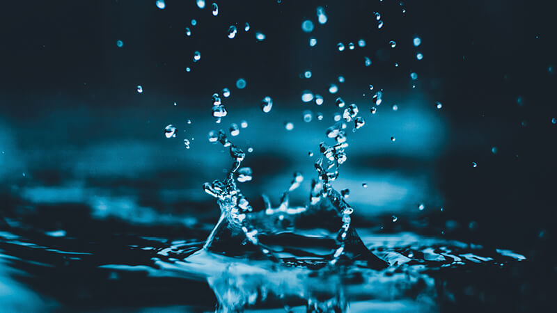 Wasser spritzt hoch - Bayerische Wassertage - weyer gruppe