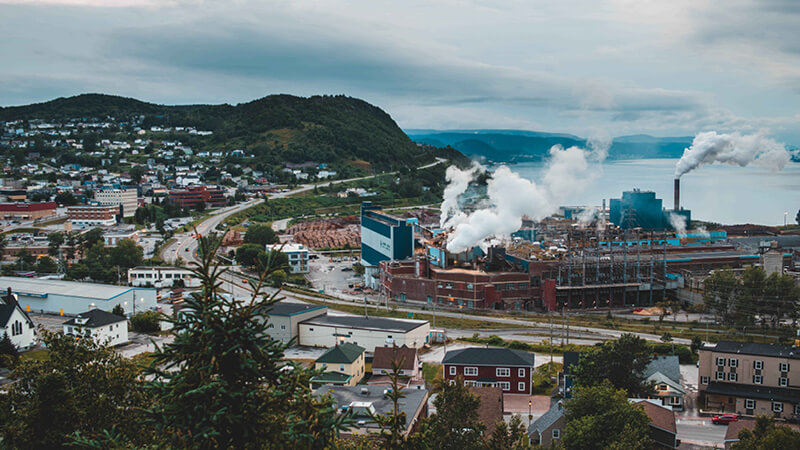 Luftaufnahme einer Industrieanlage die Emissionen ausstößt