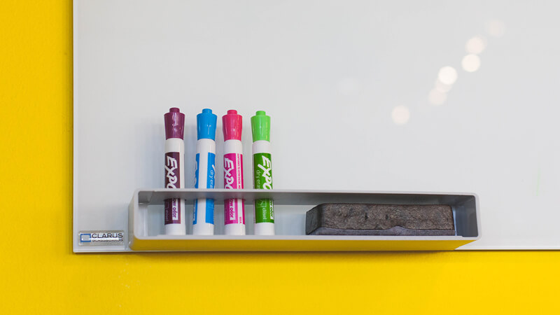 Whiteboard mit bunten Stiften - LOPA- / HAZOP-Schulung der weyer akademie