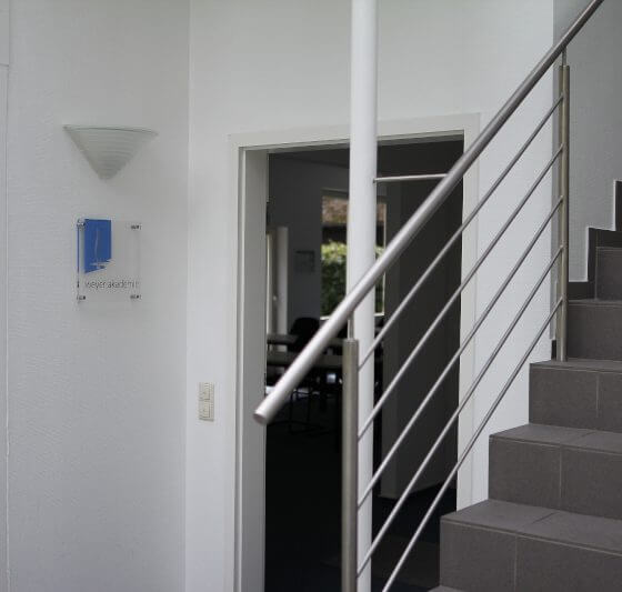 Eingang zum Seminarraum der weyer akademie