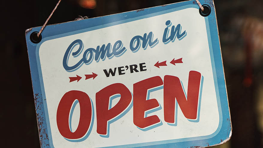 Schild mit der Aufschrift "Come in we're open"