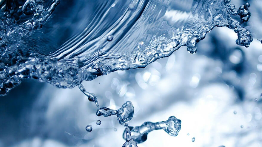 Detailaufnahme von schwappendem Wasser