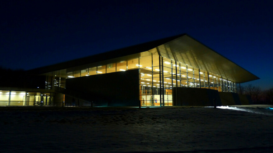 Sporthalle im Dunkeln