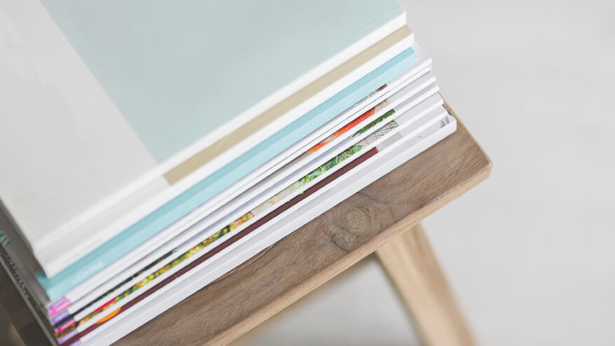 Stapel von Zeitschriften mit Presseartikeln der weyer gruppe